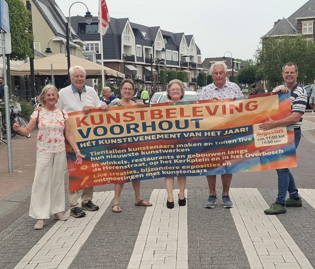Zes leden van Cultuur Verheft met het spandoek van Kunstbeleving Voorhout op een zebrapad in de Herenstraat.